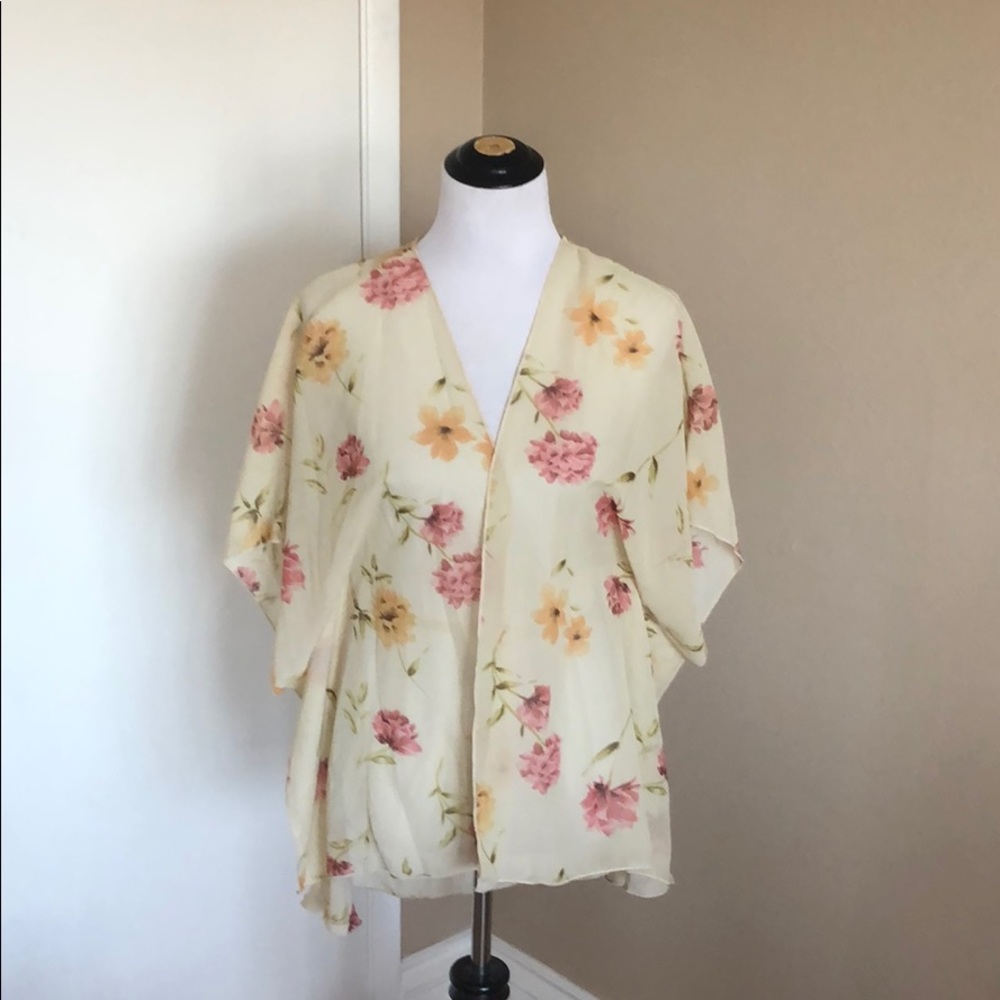 NWT Polly & Esther Medium Ivory Floral Kimono